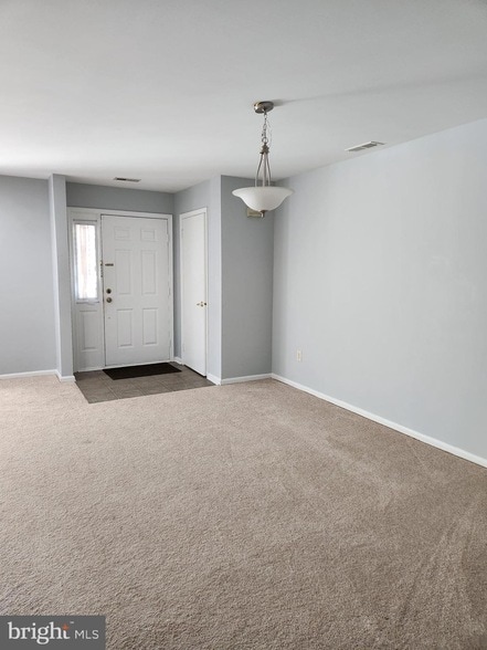 Photo - 206 Oliphant Ln