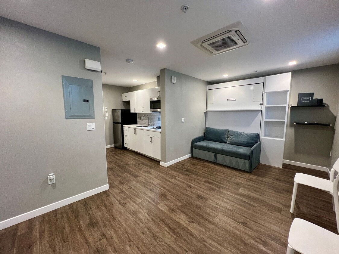 Floor Plan - 435-203/303/403