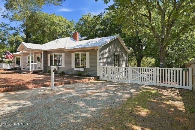 Photo - 1425 Central Dr