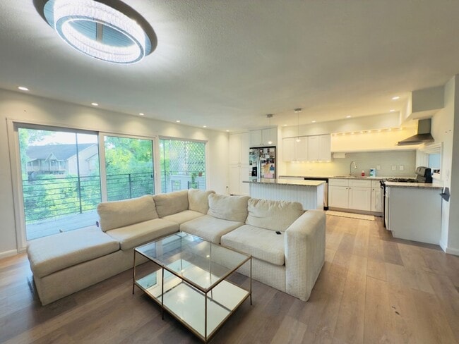 Building Photo - 8211 Katy Fwy Unit 3