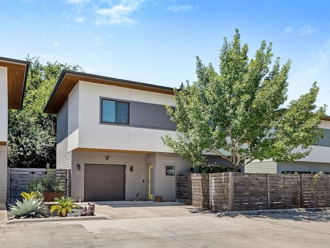 Building Photo - 2101 Montopolis Dr