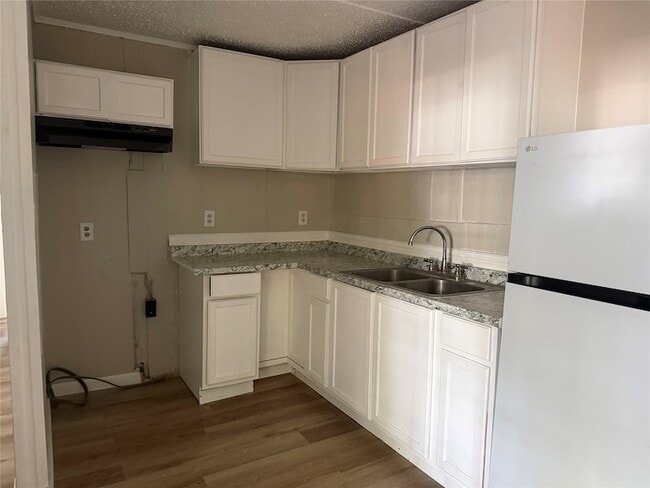 Photo - 910 Queenswood St