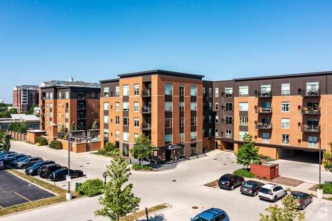 Building Photo - Uptown La Grange