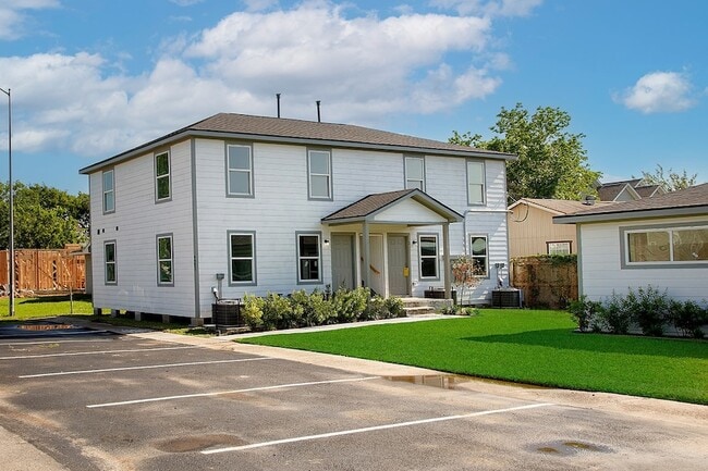 Building Photo - 4903 Noble St Unit 1