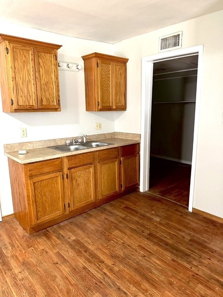 Photo - 2416 Graham St