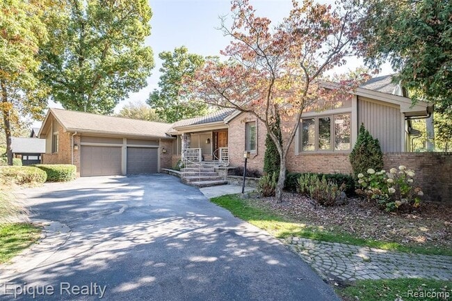 Photo - 135 W Hickory Grove Rd