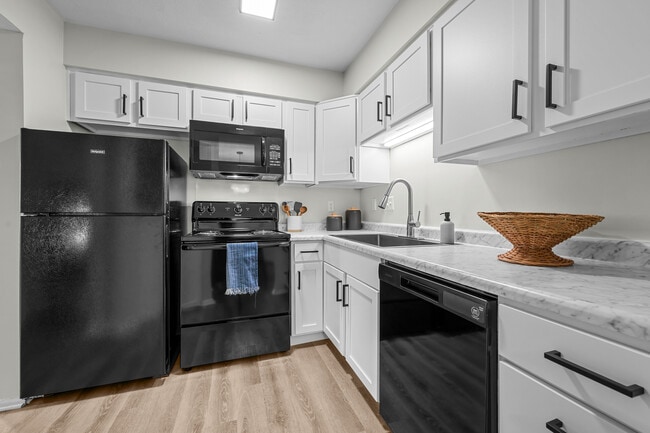 Kitchen - Platinum Interior - Port Crossing Apartments