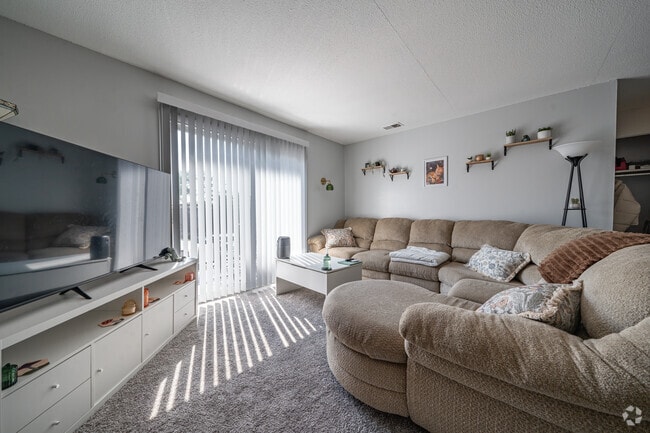 1BR, 1BA - 725SF - Living Room - Glenbrook Apartments