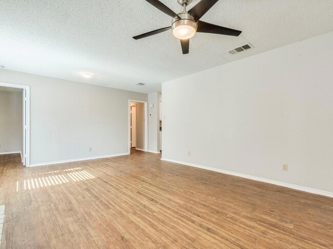 Photo - 1110 Hyridge St