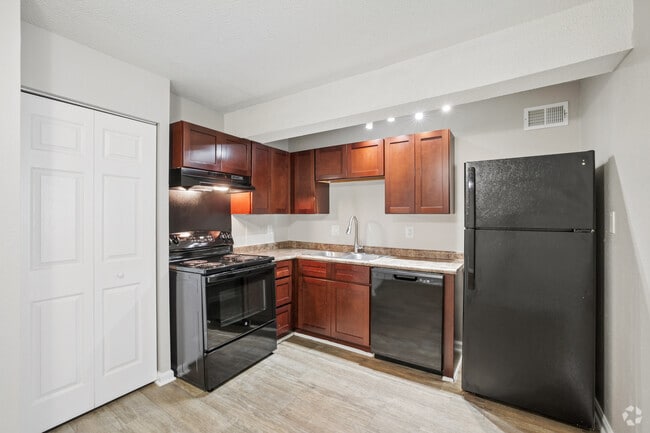 Remodeled B2 2BR, 1.5BA - 860SF - Kitchen - Somerset Apartments