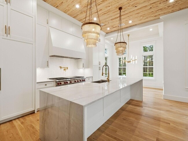 Photo - 262 Climbing Rose Wy