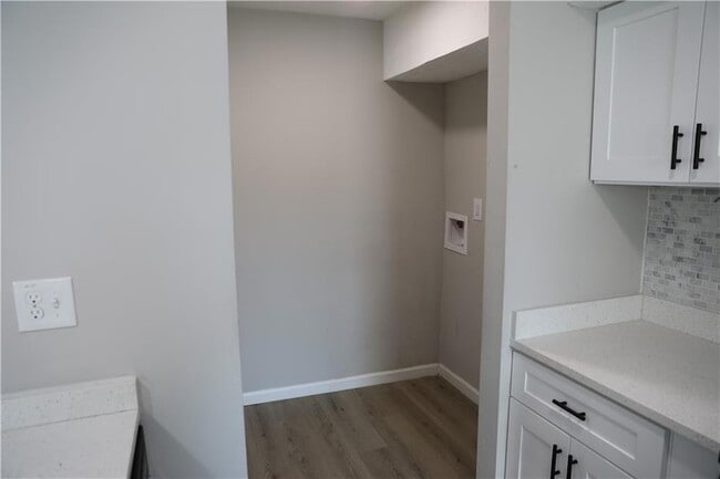 Photo - 1321 Surrey Ln SW