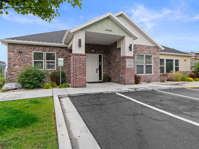 Clubhouse and leasing office - South Ridge Townhomes and Apartments