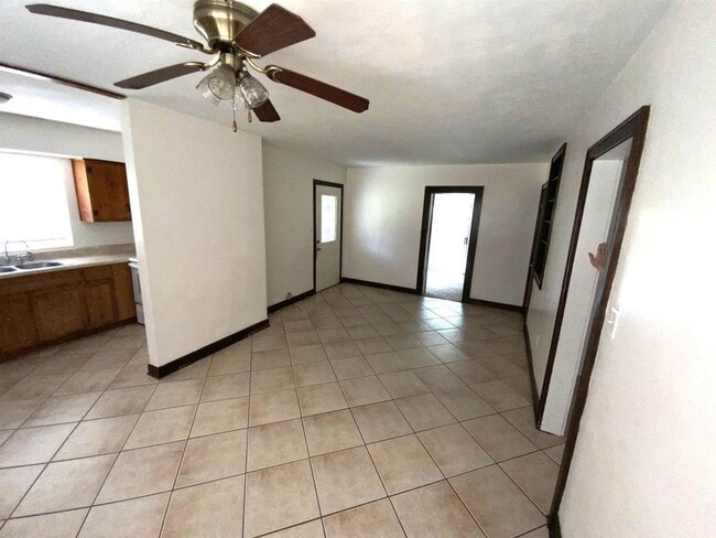 Photo - 2408 Gillis St