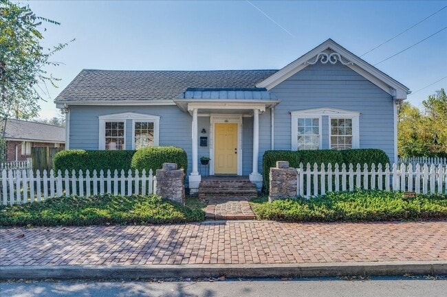 Building Photo - 1411 10th Ave N