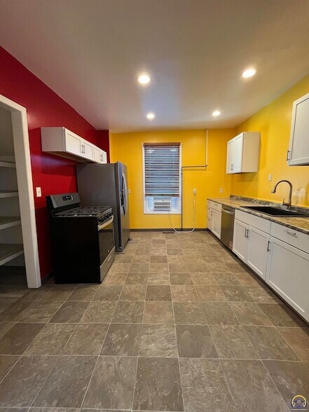 Photo - 401 Constitution St