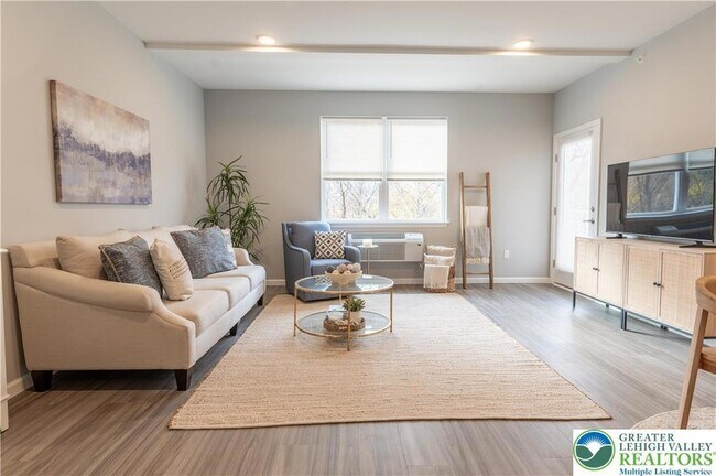 Photo - 948 N Front St