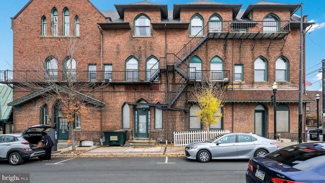 Building Photo - 2 E State St Unit 2A