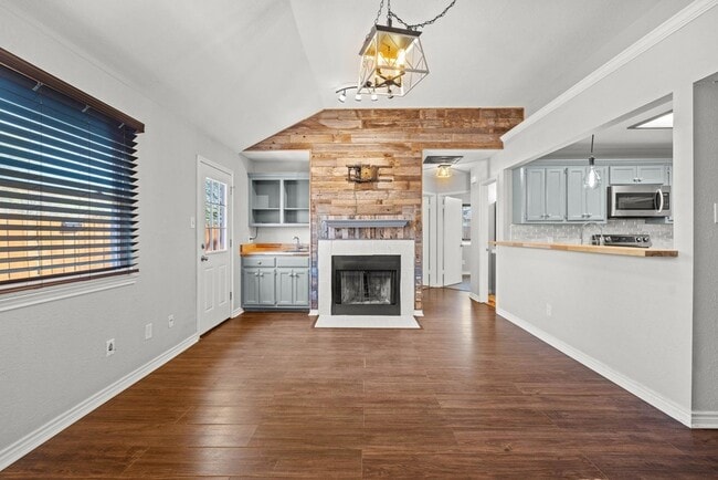 Photo - 820 Mica Ln