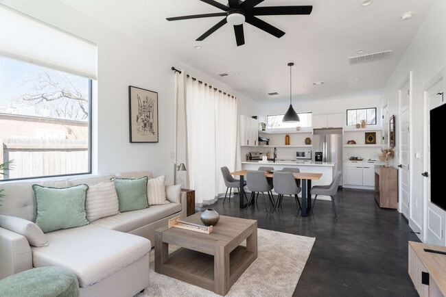 Building Photo - 5208 Evans Ave Unit ID1244716P