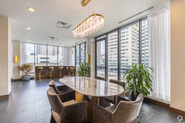 Rooftop Sundeck and Terrace - Remi Downtown