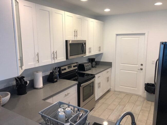 Building Photo - 2362 SW 18th Ave