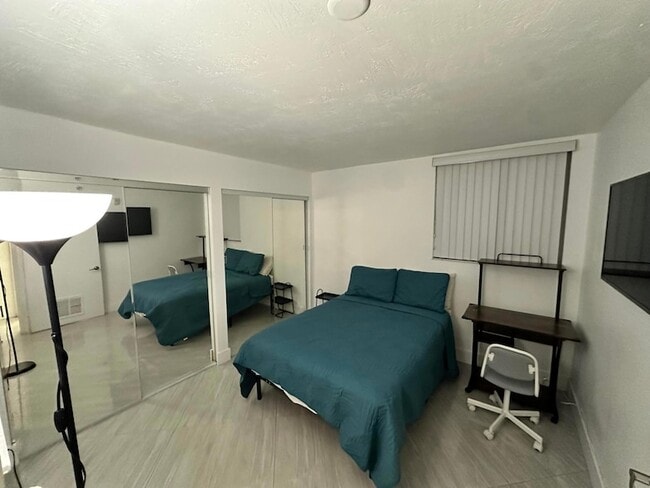 Building Photo - 102 SW 6th Ave Unit 206