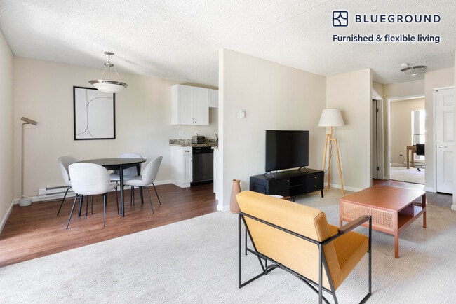 Photo - 877 Heatherstone Way Unit SI FL2-ID443