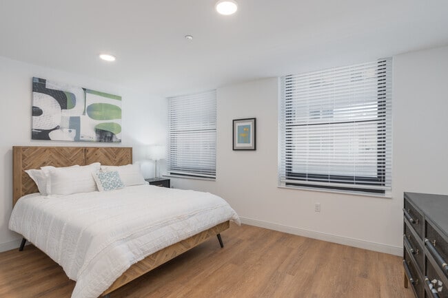 2BR, 2BA - 1500SF - 101 dupont place