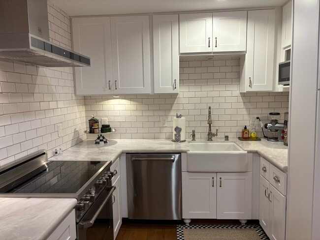 Photo - 175 W Saint James St