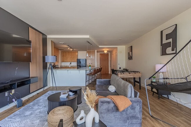 Building Photo - 44 W Monroe St Unit ID1263157P