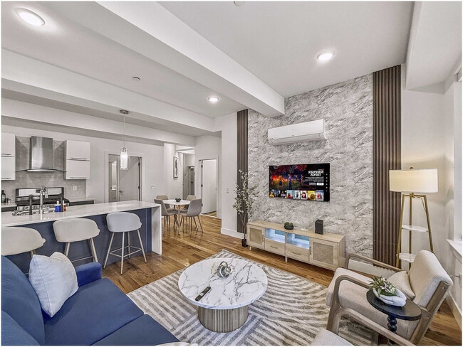 Photo - 236 W Thompson St Unit ID1332434P