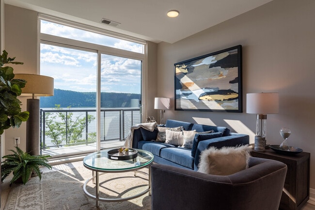 Stratus Terrace overlooking Hudson River - Stratus on Hudson