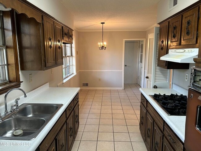 Photo - 842 Farmington Dr N