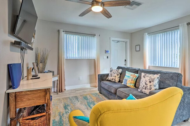 Building Photo - 19662 SW 120th Ave Unit ID1307385P