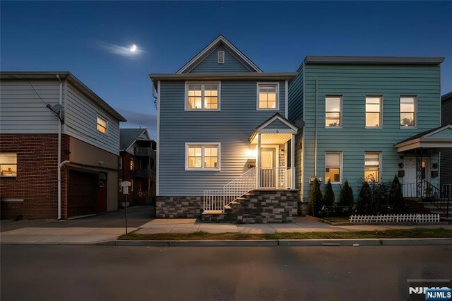 Building Photo - 8 Essex St