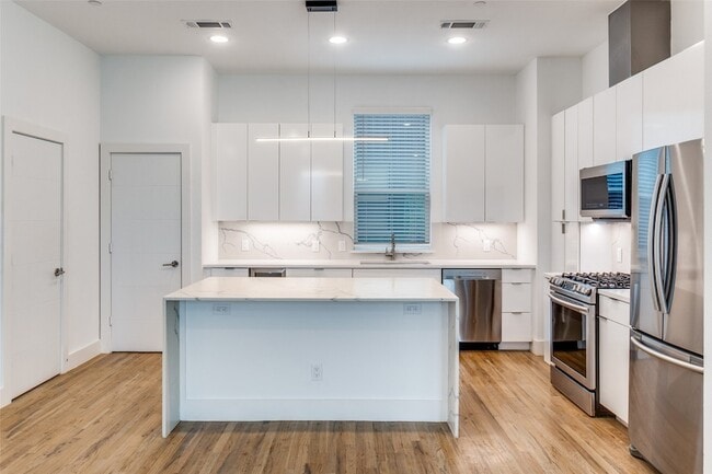 Photo - 1828 N Garrett Ave Unit 102
