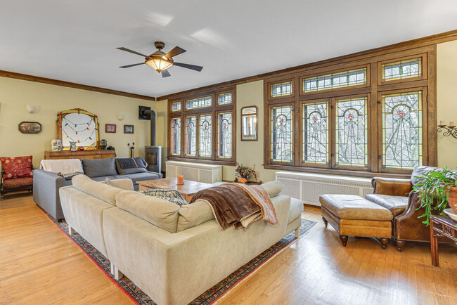 Building Photo - 2021 W Dickens Ave Unit SI ID1560809P