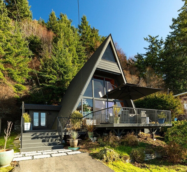 Building Photo - 3711 S Shorewood Ave Unit ID1035994P