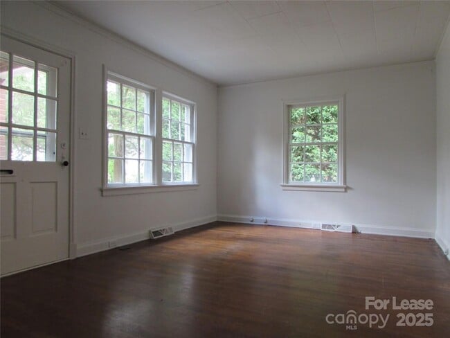 Photo - 324 W McCubbins St