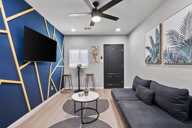 Building Photo - 4117 W Virginia Ave Unit ID1244356P