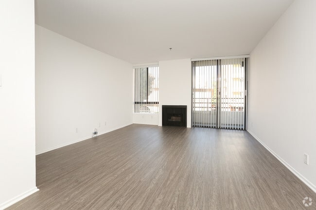 2 BR, 2 BA - 921 SF - 1820 Whitley