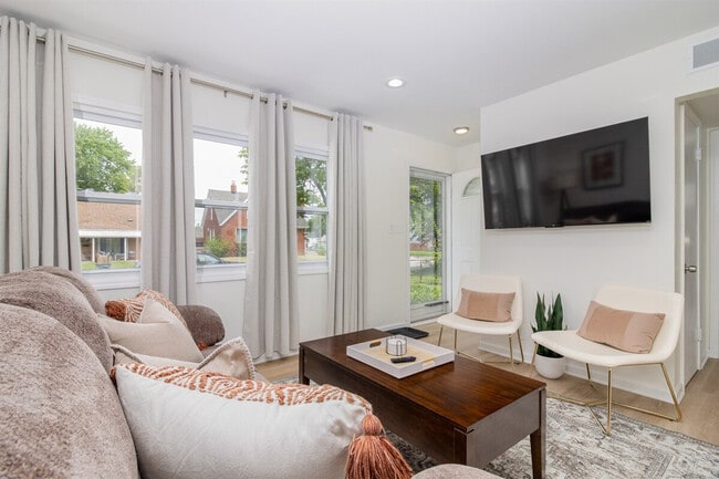 Building Photo - 1326 E Evelyn Ave Unit ID1032332P