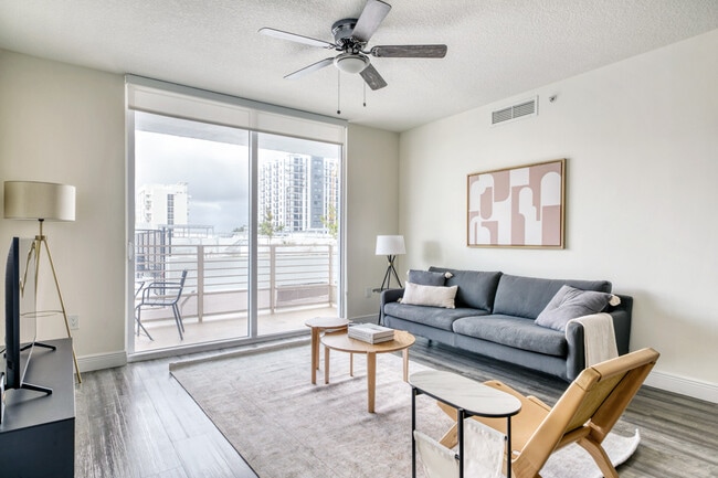 Building Photo - 110 SW 12th St Unit FL19-ID126