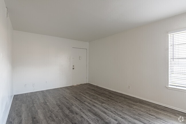 2BR, 1BA - 869SF - Living Room/Dining Room - Summerstone