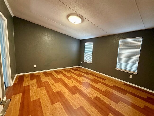 Photo - 107 Shady Oaks Dr