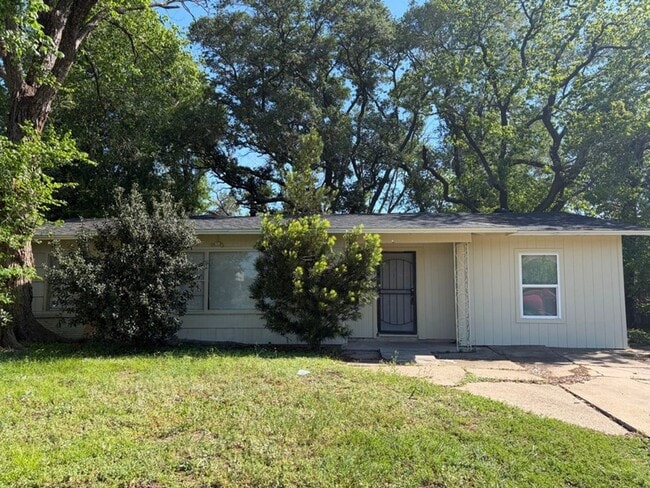 Building Photo - 5782 Belcrest St