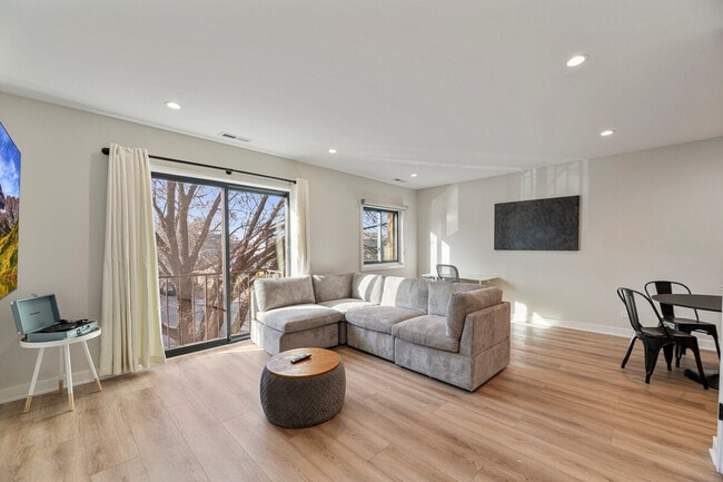 Building Photo - 7201 N Western Ave Unit ID1236833P