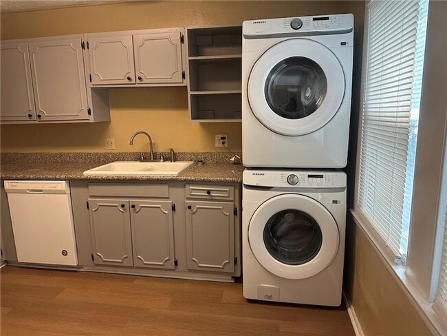 Photo - 300 Coral Ave Unit B