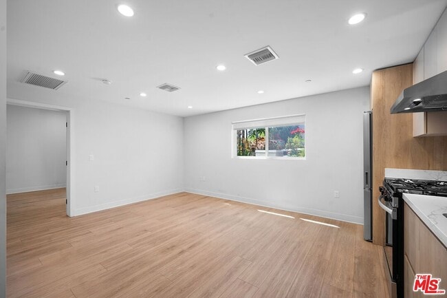 Photo - 1530 S Hayworth Ave Unit 101